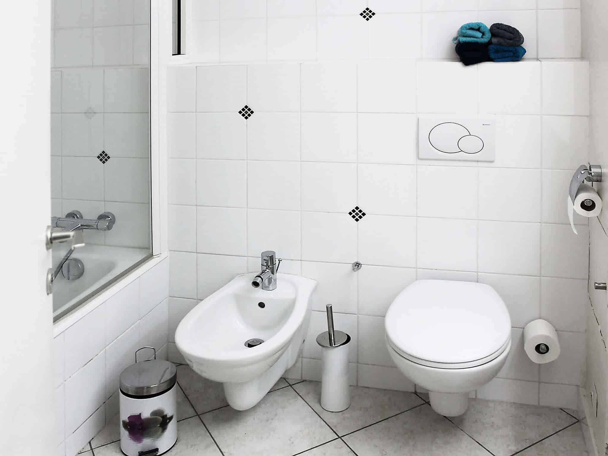 Grosses Bad mit Badewanne und Dusche, Bidet und Toilette