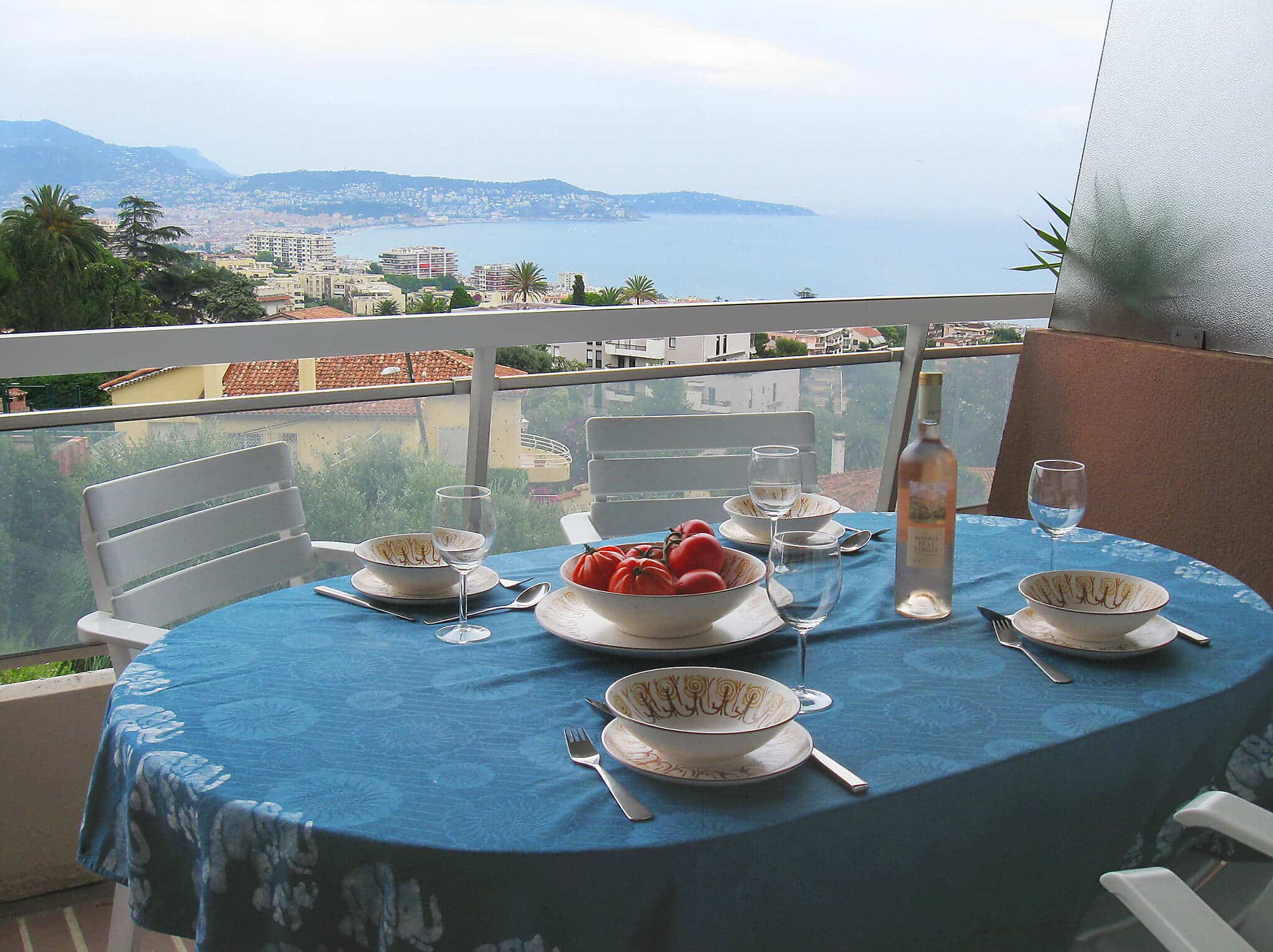 Auf dem Balkon das Essen bei toller Aussicht geniessen.
